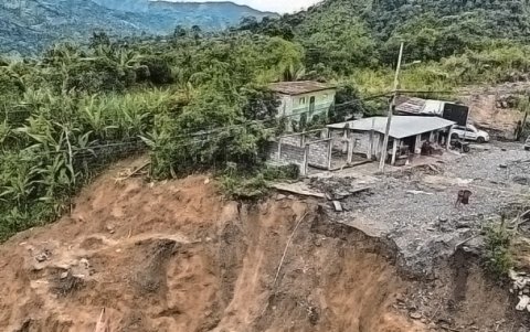 La intermitencia hacia Cuenca. Además de los constantes derrumbes en Molleturo, algunos tramos han colapsado por las intensas lluvias.