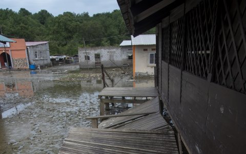 Estructuras que servían de puentes en las localidades continúan destruidas.