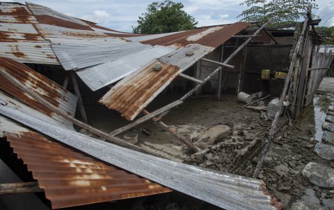 A la tragedia se ha sumado una fuerte marejada y un temporal inclemente que ha afectado viviendas y esperanzas.