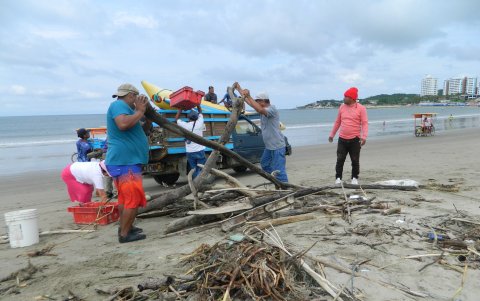 Los servidores turísticos han dicho que limpiarán la playa hasta que termine el invierno.