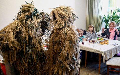 Para cada traje se necesitan 12 metros de material textil