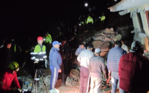 El 26 de marzo de 2023, se registró un gran alud en Alausí, los bomberos niciaron las tareas de rescate atrapadas en las casas derrumbadas.