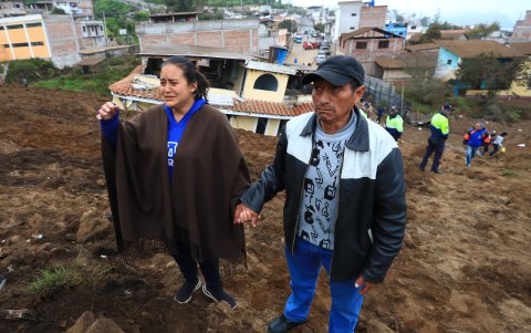 Pobladores observan los daños causados por un deslizamiento de tierra hoy, en Alausí (Ecuador). Un gran deslizamiento de tierra sepultó la noche de este domingo un barrio de la ciudad de Alausí, en la provincia de Chimborazo, en el centro andino de Ecuador, donde aún se mantiene una operación de rescate de víctimas.