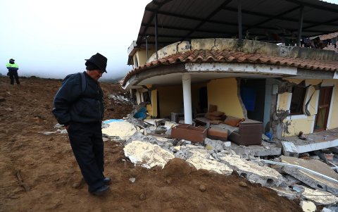 Se estima que son unas 40 casas sepultadas. Equipos de rescate de todo Ecuador se han movilizado a la zona.