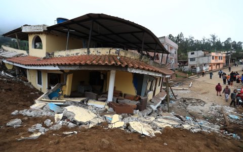 El gobernador (representante del Ejecutivo) de Chimborazo, Iván Vinueza, comunicó desde el lugar de la tragedia que el deslizamiento afectó principalmente el barrio Nuevo Alausí.
