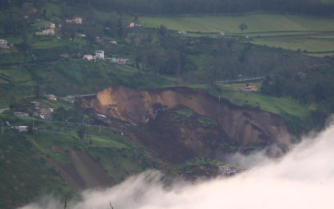 Vista general de un deslizamiento de tierra hoy, en Alausí (Ecuador).