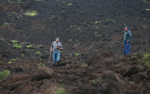 Agregó que cuerpos de bomberos de la ciudad y de otras zonas, incluso de Quito y Guayaquil se están desplazando a la zona para apoyar las labores de rescate.