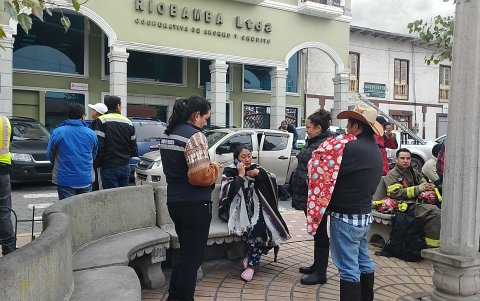 Frente a la Casona Municipal, varias personas tratan de tener de primera mano información.