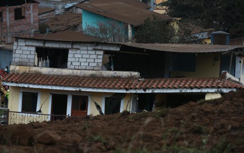 Vista hoy de los daños causados por un deslizamiento de tierra en un hogar en Alausí (Ecuador).