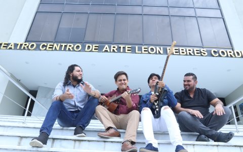 Red Case Band está conformada desde 2016. En su primera interpretación rindieron homenaje a la agrupación venezolana Caramelos de Cianuro.