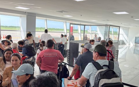 Los pasajeros se encuentran a la espera de que la aerolínea lo dirija a un hotel para pasar la noche.