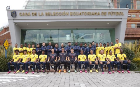 Los seleccionados sub-17 de Ecuador, durante la toma oficial de la foto, previo al inicio del torneo.