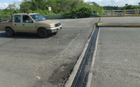 Daños.  Las juntas del viaducto, en ambos sentidos, presentan desgaste