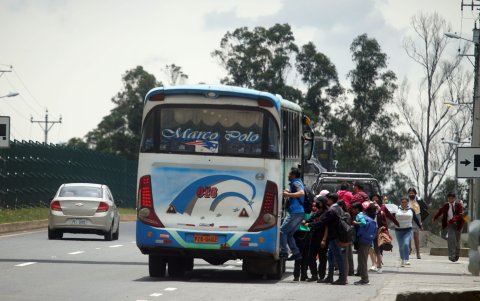 Alternativa. Quienes querían llegar a sus destinos optaron por otros buses y camionetas