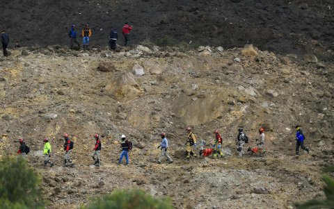 Rescatistas buscan a victimas tras un alud, hoy en Alausí (Ecuador).