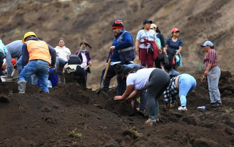 Pobladores y rescatistas buscan a víctimas de un alud hoy, en Alausí (Ecuador).