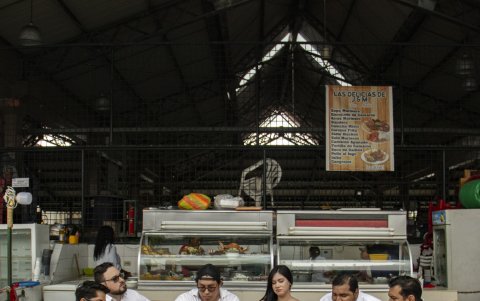 Cover art de su nuevo sencillo 'Muchacha Cha'.