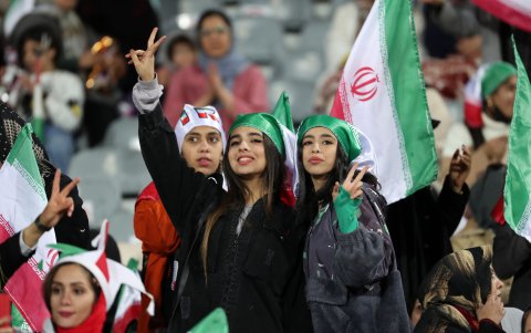 A un grupo de mujeres iraníes se les permitió asistir a un partido de fútbol con e rostro descubierto