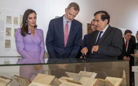 Cádiz (España). Los Reyes de España asisten a una de las exposiciones con motivo del Congreso Internacional de la Lengua Española, en La Casa de Iberoamérica.