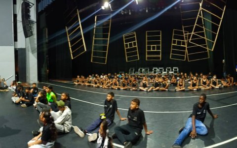 Preparativos. Parte de los niños que asistieron al programa, asisten a una jornada previa a la presentación del cierre del curso.