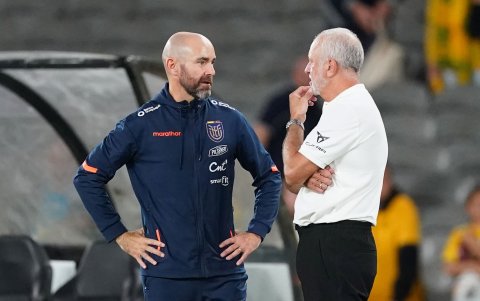 El entrenador Félix Sánchez Bas (i) le ganó el duelo táctico a su colega Graham Arnold (d).
