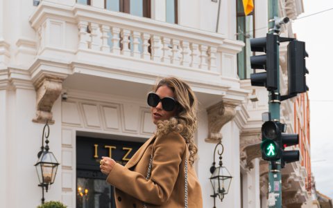 Este look de dos piezas en tonos blancos y beige es ideal para clima cálido,  ya que se puede usar con una chaqueta de jean y zapatos de plataforma. Como opción en clima frío, agregue un maxi blazer y  botas.