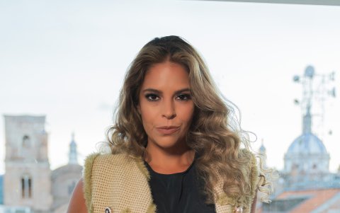 El vestido negro corto se ha declarado como una de las piezas más versátiles. Si está en un clima como el de Guayaquil, le puede agregar un blazer de tela fina. Si se lo quiere llevar a un lugar de temperatura más fría, con unas botas midi negras y un chaleco beige de piel, se ve ideal.