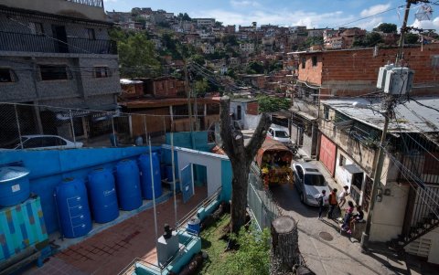 Miranda (Venezuela) En la esquina inferior izquierda, el sistema de captación de agua de lluvia del Colegio Unidad Educativa Fermin Toro.