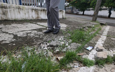 Las calles y veredas están deterioradas. Caminar por ellas representa un peligro, dicen los residentes de la Bolivariana.