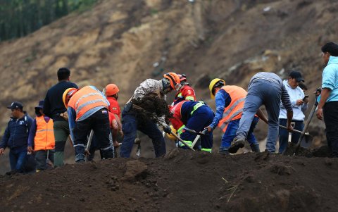 Pobladores y rescatistas buscan a víctimas de un alud hoy, en Alausí (Ecuador).