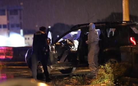 Equipo de criminalista llegó al lugar donde quedó el cuerpo de la directora del Hospital.