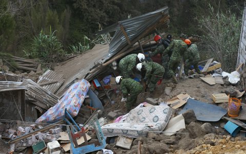 Rescatistas buscan a víctimas tras un alud, hoy en Alausí (Ecuador).