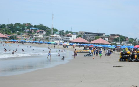 De lunes a viernes varios tramos del balneario quedan si protección de salvavidas.