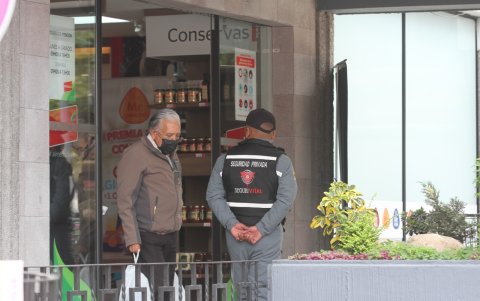 2. Resguardo. En caso de presencia de indigentes o vendedores ambulantes dentro de los locales pueden disuadirlos.