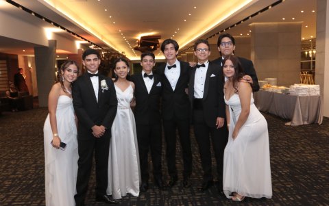 Emilia Galárraga, Ramiro Maruri, Fernanda Franco, Lucas Larco, Sebastián Torres, Juan Pablo Mora, Emilio Murillo y Camila Parrales.