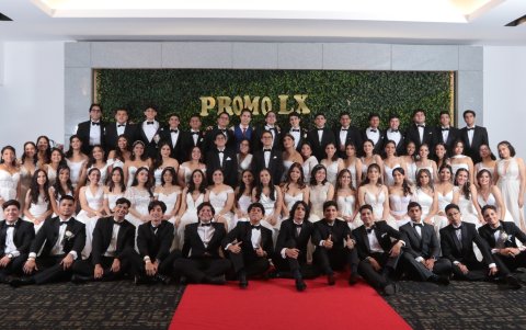 Los nuevos bachilleres posaron para la foto del recuerdo.