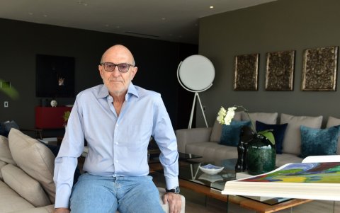 Hijo de un militar hérore de guerra, dice ser un hombre pacifista y tranquilo.