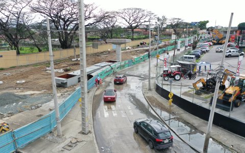 En el tramo de la avenida Antonio Gómez Gault no se observa un mayor avance de la obra.