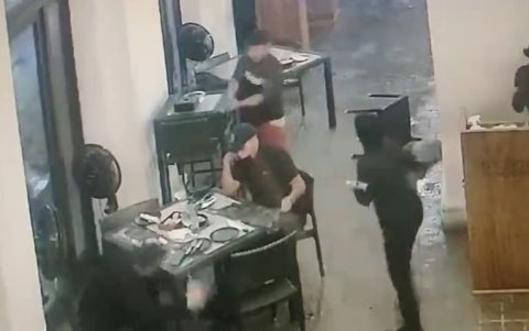 Momento en que el sujeto que estaba solo se acerca a dos ciudadanos para dispararles.