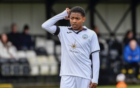 Aimar Govea con la camiseta de las inferiores del Swansea City.
