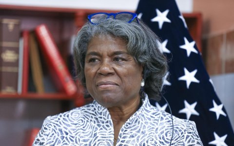 La representante de Estados Unidos ante la ONU, Linda Thomas-Greenfield, ofrece declaraciones a la prensa, este 29 de marzo de 2023, durante una visita al albergue San Juan de Dios.