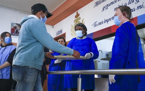La representante de Estados Unidos ante la ONU, Linda Thomas-Greenfield, participa en la entrega de alimentos durante su visita hoy al albergue San Juan de Dios, un espacio de acogida para migrantes y refugiados venezolanos que recibe asistencia del Programa Mundial de Alimentos (PMA) y de la Oficina del Alto Comisionado de las Naciones Unidas para los Refugiados (ACNUR), en Quito (Ecuador).
