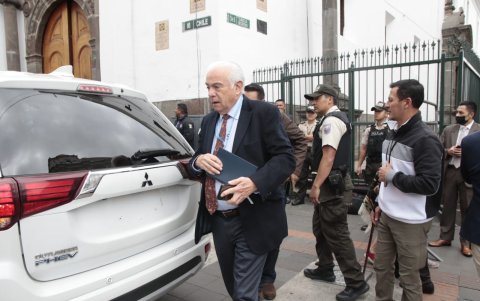 El ministros de Energía, Fernando Santos Alvite, acudió al llamado de Lasso. Antes, defendió la inocencia del mandatario.