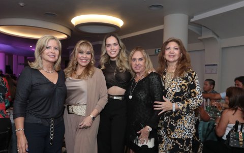 Isabel Ramírez, Gina Morales, Pocha López, Blanca de Luzuriaga y Cecilia de Pérez.