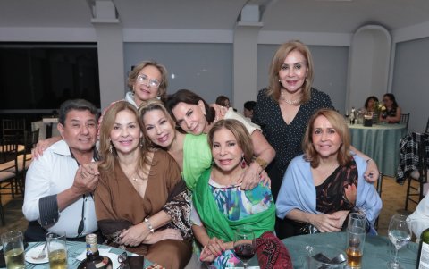 José Viteri, Isabel Samán, Maritza Massuh, Tina Anda, Cruz María de Febres-Cordero, Marianella Echanique, Meche Bayas y Graciela Escudero.