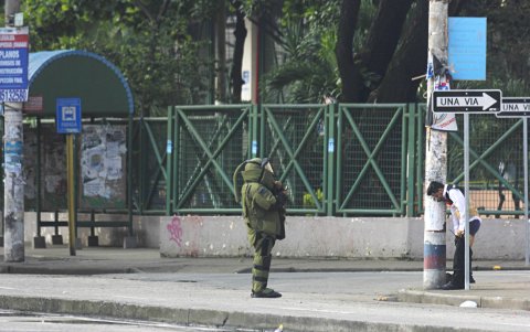 Sauces. Un guardia de un local de Sauces con un chaleco lleno de explosivos.