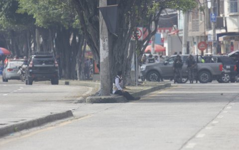 La policía acordonó unos 120 metros del sitio donde estaba la víctima, quien se veía  agotada por la situación.