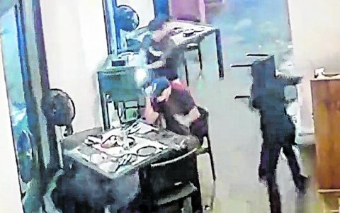 La noche del miércoles, un hombre fue asesinado dentro de un restaurante en Plaza Lagos.