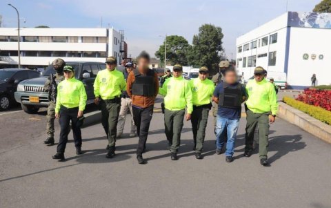 La Policía de Colombia presentó el 22 de marzo a dos ciudadanos mexicanos detenidos por la producción y venta de Fentanilo. Su aprehensión fue parte de una operación internacional en ese país, Grecia y Guatemala.