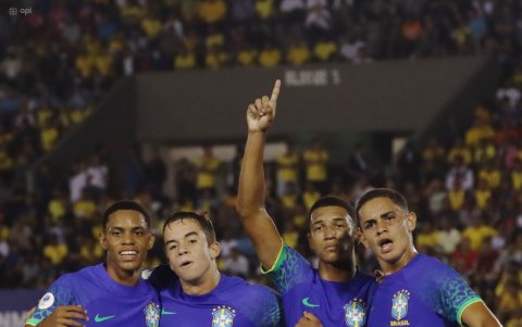 Kaua Elias (segundo de la derecha) celebra con sus compañeros los dos primeros goles.